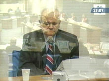 Slobodan Milosevic under den tredje høringen i Haag. (Foto: NRK)