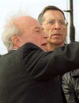 Drept av hver sin side: Rabin og de nylig drepte turistministeren Rehavam Zeevi sammen for 10 år siden