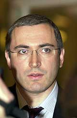 Konsernsjef Mikhail B. Khodorkovskij i Yukos Oil etter møtet med næringsminister Ansgar Gabrielsen i Oslo 24. oktober 2001. (Foto: Scanpix/Heiko Junge)