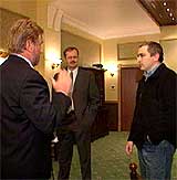 Hans-Wilhelm Steinfeld i samtale med konsernsjef Khodorkovskij (høyre) og informasjonssjef Hugo Erikssen. (Foto: NRK)