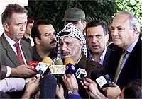 Yasir Arafat, her sammen med FNs Terje Rød Larsen og EUs Miguel Moratinos, tar avstand fra bin Landens oppfordring til muslimsk oppstand. (Foto: AP)