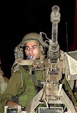 En israelsk soldat holder utkikk under tilbaketrekkingen fra Qalqilya på Vestbredden tidlig mandag 5. november 2001. (Foto: AP/Eitan Hess- Ashkenazi)