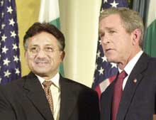 Pakistans president Pervez Musharraf og hans amerikanske kollega George W. Bush. Pakistan spiller en nøkkelrolle i USAs krig mot Afghanistan. (Foto: Scanpix/AP)