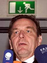 Forbundskanslar Gerhard Schröder meiner USA ikkje har rett til å gå til krig. Forbundskanslar Gerhard Schröder meiner USA ikkje har rett til å gå til krig.