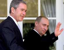 George W. Bush og Vladimir Putin vinker til pressen etter sitt første møte i Washington. (Foto: Scanpix/AP) George W. Bush og Vladimir Putin vinker til pressen etter sitt første møte i Washington. (Foto: Scanpix/AP)