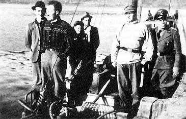 I midten str Oddny og Anton Hollevik som vart arresterte og torturerte i mars 1945. Til hgre er Georg Esswein og Gestapo-sjefen Helmut Kltzer. Fremst til venstre str to menn fr Fure. (Foto: Fotograf Strmmen, Askvoll)