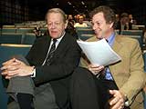NRKs kringkastingssjef John Bernander (t.h.) og hans kollega i TV 2, Kåre Valebrokk, er fornøyd med avtalen. (Foto: Scanpix/Morten Holm) NRKs kringkastingssjef John Bernander (t.h.) og hans kollega i TV 2, Kåre Valebrokk, er fornøyd med avtalen. (Foto: Scanpix/Morten Holm)