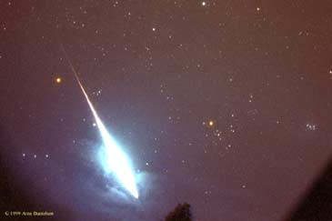 En stor Leonidemeteor fotografert kl. 03:26 den 18/11-1999. Denne meteoren ble sett mange steder i Sør-Norge. Foto: Arne Danielsen. 