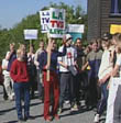 Elevar ved Tingvoll v.g.s demonstrerte for å behalde skulen sin (Arkivfoto)