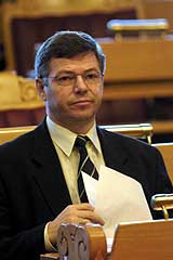 Statsminister Kjell Magne Bondevik ble reddet av Carl I. Hagen (foto: NRK).