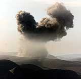 Røyken stiger opp etter nye amerikanske angrep på Talibans stillinger i Kunduz-provinsen mandag 19. november 2001. (Foto: AP)