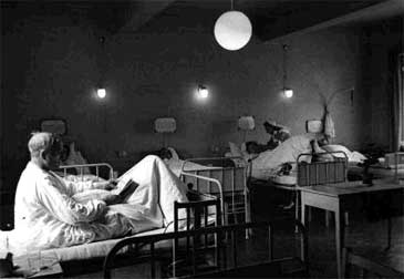 Pasientar p Hyanger sjukehus i 1947. Sjukehuset vart lagt ned i 1986. (Foto  Hydro)