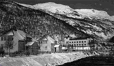 Sjukehuset (til hgre) lg sentralt til ved Daleelva i Hyanger. Dette biletet er teke i 1935. ( Hydro)