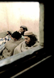 Fanger fra Saudi-Arabia, Pakistan og Indonesia sitter på cella i et militært fengsel i Kabul. (Foto: Scanpix/AP) Fanger fra Saudi-Arabia, Pakistan og Indonesia sitter på cella i et militært fengsel i Kabul. (Foto: Scanpix/AP)