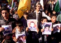 Palestinske barn holder opp bilder av de fem barna som døde i går(Foto: Scanpix)