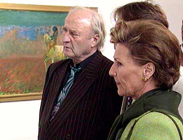 Ludvig Eikaas viser Dronning Sonja rundt p Eikaasgalleriet i 1999. (Foto: Ragnvald Sgnesand, NRK)