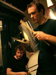Kaizers Orchestra skrangler i studio. Kaizers Orchestra skrangler i studio.