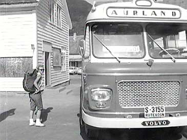 Busstopp i Aurland i 1969. (Foto: NRK)