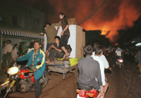 Rundt 40.000 mennesker ble hjemløse etter brannen i Phnom Penh (foto:Scanpix)