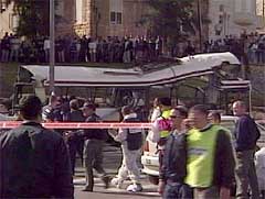 Terrorbomben mot bussen i Haifa førte til store ødeleggelser. (Foto EBU)
