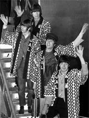 The Beatles vinker til fans på Tokyo International Airport 29. juni 1966. (Foto: (AP Photo/Kyodo, File).
