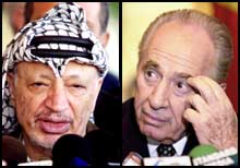 Shimon Peres og Yasir Arafat delte i 1994 fredsprisen med Yitzhak Rabin. Nå er det nærmest krig mellom partene. (Foto: Scanpix/AP)