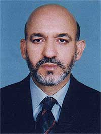 Karzai er 44 år gammel og etnisk pashtuner. Han leder personlig kampen mot Taliban-militsens styrker ved Kandahar, og har derfor ikke selv deltatt i forhandlingene om Afghanistans framtid. (foto: AP) Karzai er 44 år gammel og etnisk pashtuner. Han leder personlig kampen mot Taliban-militsens styrker ved Kandahar, og har derfor ikke selv deltatt i forhandlingene om Afghanistans framtid. (foto: AP)