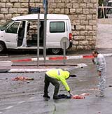 Israelske politimenn undersøker området hvor selvmordsbomberen utløste bomben sin utenfor et hotell i Jerusalem. (Foto: AP) Israelske politimenn undersøker området hvor selvmordsbomberen utløste bomben sin utenfor et hotell i Jerusalem. (Foto: AP)