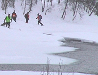 Politiet har funnet sport som går ned til elva Hemsila. (Foto: Gunnar Grimstveit)