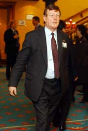 David Trimble rusler i gangen under pausen. (Foto: Scanpix) David Trimble rusler i gangen under pausen. (Foto: Scanpix)