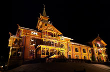 Det gamle trehotellet er vakkert flombelyst om kvelden. (Foto: Scanpix) Det gamle trehotellet er vakkert flombelyst om kvelden. (Foto: Scanpix)