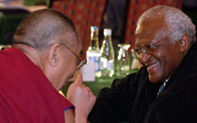 Desmond Tutu og Dalai Lama slår av en prat. (Foto: Scanpix) Desmond Tutu og Dalai Lama slår av en prat. (Foto: Scanpix)