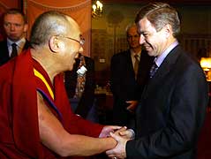 Møte mellom statsminister Bondevik og Dalai Lama i forbindelse med utdelingen av Nobels fredspris. Foto: Heiko Junge / SCANPIX 