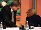 Desmond Tutu og Gunnar Stålsett holdt avskjedsinnleggene. (Scanpix) 