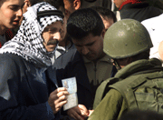 En eldre palestiner viser identitetskort til en israelsk soldat på veien fra Ramallah til Jerusalem i dag(foto:ap/scanpix) En eldre palestiner viser identitetskort til en israelsk soldat på veien fra Ramallah til Jerusalem i dag(foto:ap/scanpix)