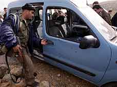 Palestinsk politi undersøker bilen hvor de fire satt. Foto: AP/SCANPIX