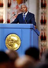 FNs generalsekretær Kofi Annan takker for tildelingen av Nobels fredspris i Oslo Rådhus mandag. (Foto: Scanpix/Heiko Junge)