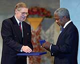 FNs generalsekretær Kofi Annan mottar diplom og medalje av Nobelkomiteens formann Gunnar Berge. (Foto: Scanpix/Heiko Junge)