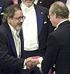 Nobelprisvinneren i litteratur 2001 hilser på Sveriges konge, Carl Gustav