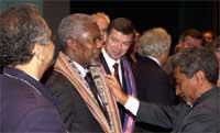Fredsprisvinner Kofi Annan og statsminister Kjell Magne Bondevik får gaver fra Øst-Timor.