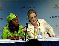 Streep samen med den ghanesiske Baba Nkumah Huges som synger i Centipiede Children`s Choir. (Foto: NRK)