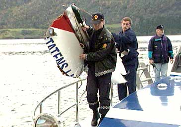 Vrakdeler er henta opp fr Frdefjorden etter helikopterulukka i 1996. (Foto: NRK)