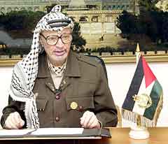 Palestinernes leder Yasir Arafat holdt i går en fjernsynstale fra sitt hovedkvarter i Ramallah på Vestbredden. (Foto: AP)