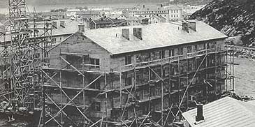 Verket ytte sttte til bustadbyggelag som bygde blokker. Her under bygging av G-blokka i vre rdal i 1957. (Foto  rdal kommune)