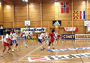 rdal Quality Games var i fleire r ei rleg internasjonal handballtevling med dei beste klubblaga i verda p plass i rdalshallen. (Foto: NRK)