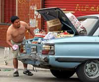 En mann laster bilen sin med plyndrede varer i Buenos Aires(foto: ap/scanpix)