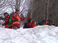Bildene viser en gruppe fra Ringerike Røde Kors Hjelpekorps på finsøk netter Jonas Fredbo i Hemsedal. (Foto: Gunnar Grimstveit)