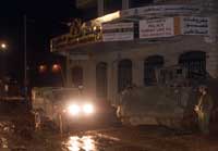 Israelske soldater forbereder seg på kvelden like ved Arafats hovedkvarter i Ramallah nå i kveld(foto:AP/Scanpix)