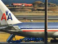 Flyet fra American Airlines hadde 185 passasjerer og et mannskap på 12. Kabinansatte og passasjerer overmannet sammen mannen som skal ha hatt sprengstoff i skohælen sin (Foto: AP) Flyet fra American Airlines hadde 185 passasjerer og et mannskap på 12. Kabinansatte og passasjerer overmannet sammen mannen som skal ha hatt sprengstoff i skohælen sin (Foto: AP)