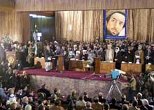 Hamid Karzais interimstyre har problemer med å utøve autoritet i hele Afghanistan. Bildet viser innsettelsen i desember. (Foto: Scanpix/AP) Hamid Karzais interimstyre har problemer med å utøve autoritet i hele Afghanistan. Bildet viser innsettelsen i desember. (Foto: Scanpix/AP)